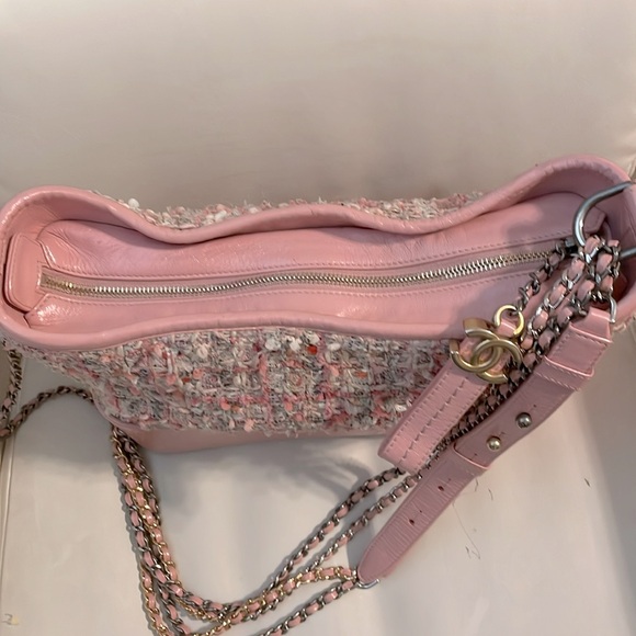 Pre loved Chanel Gabrielle medium in tweed - Picture 2 of 14